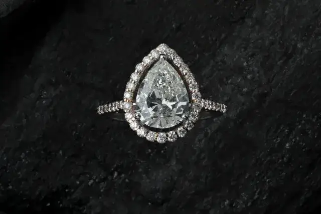 Bague ancienne sertie d'un diamant