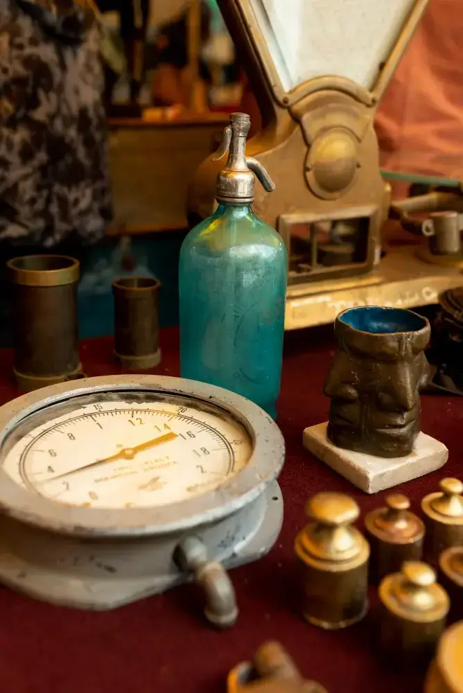 Baromètre ancien et objets de collection
