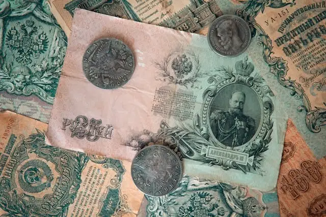 Billets et pièces de monnaie anciens