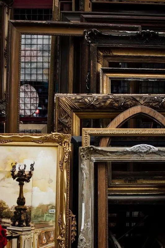Cadres anciens dorés et objets de brocante