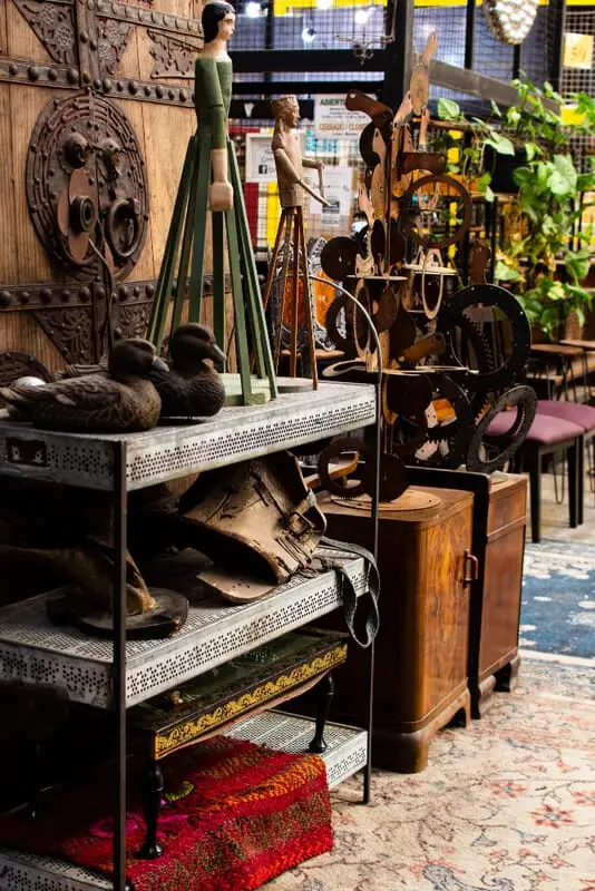 Objets en bois et sculptures sur une table ancienne