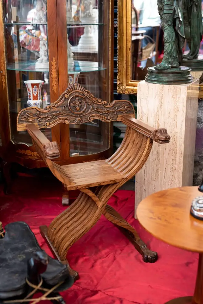 Siège ancien en bois sculpté