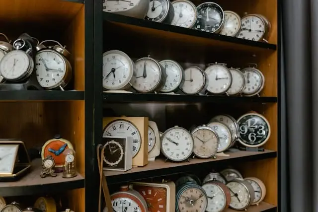 Étagères remplies de réveils et d'horloges anciennes