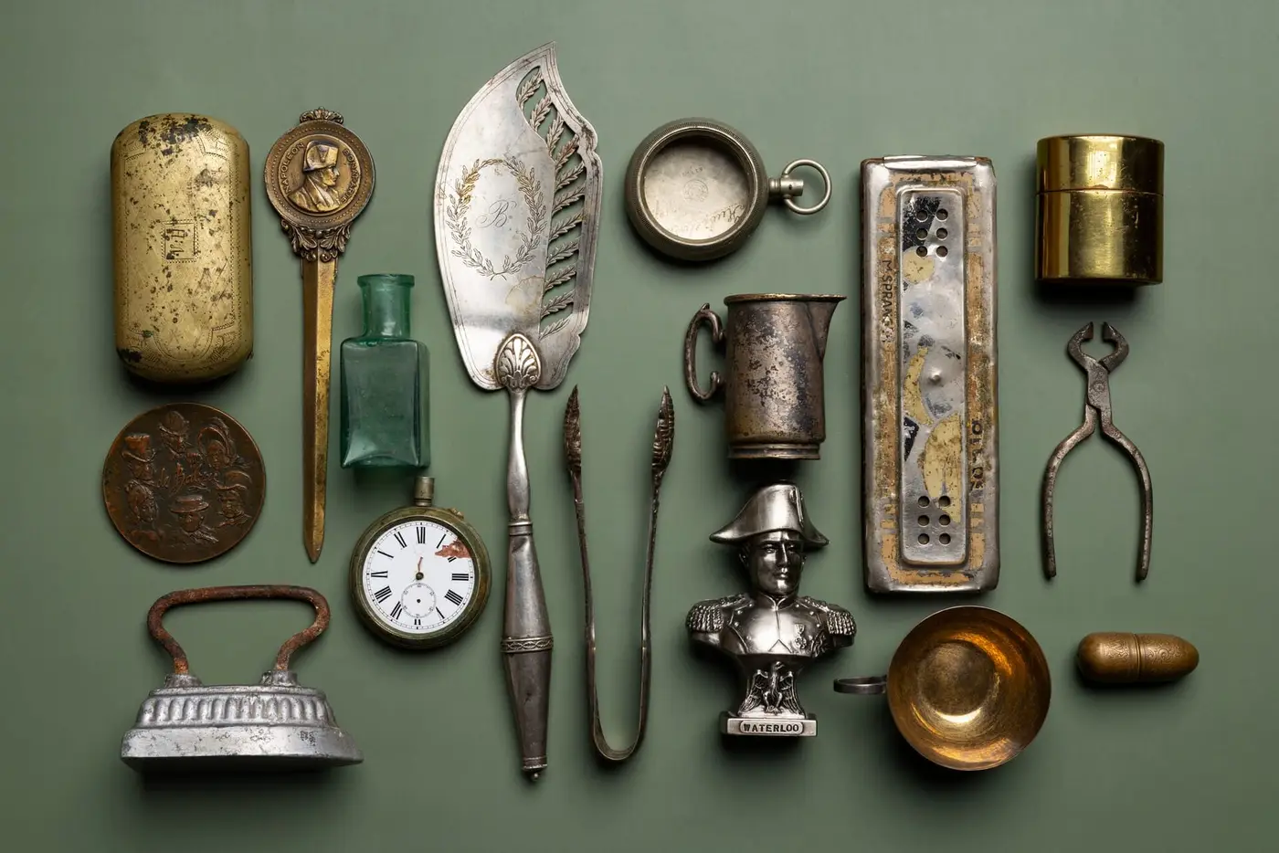 Objets anciens en laiton et en argent alignés