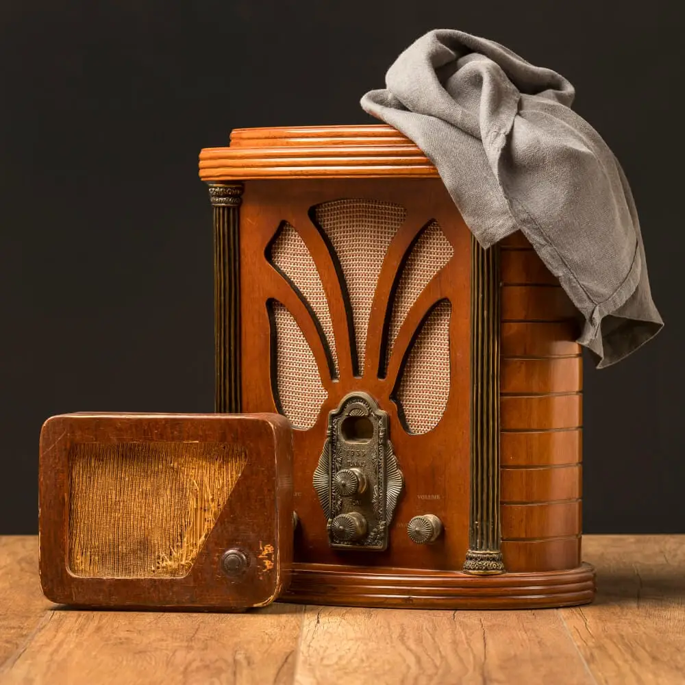 Ancien poste de radio en bois et appareil photo d'époque