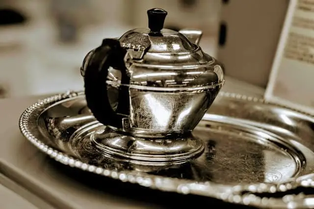 Théière en argent ancienne sur un plateau