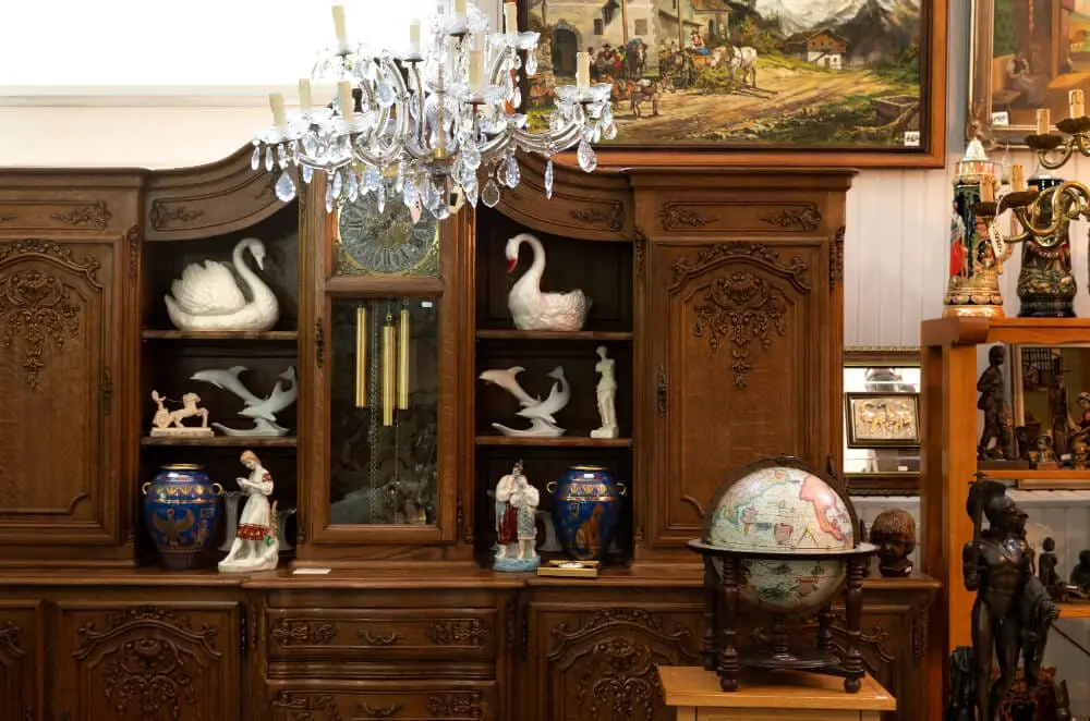 Grand vaisselier ancien en bois avec porcelaine